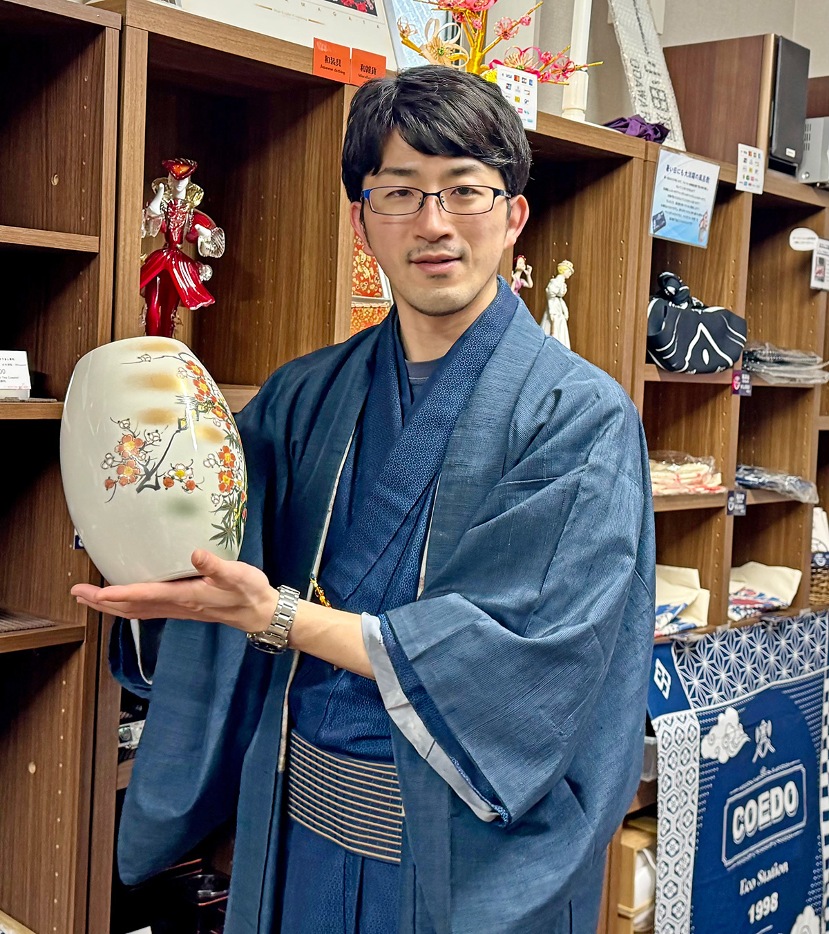 小江戸　着物姿で接客する塩原照平副店長