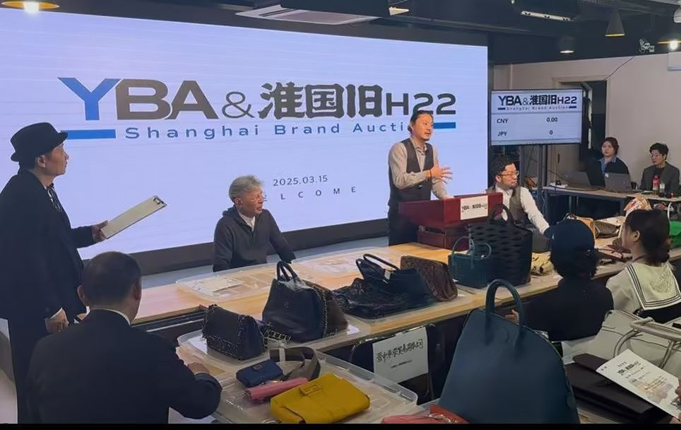 YBA　競りの様子。下見期間を設けているが、開催当日も現物を流しながら競りを行った