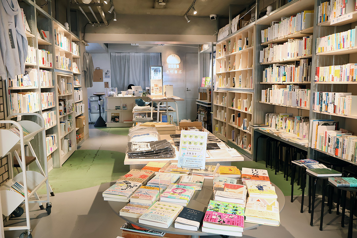 フリー　透明書店の店内。左手奥がシェア本棚のスペースになっている