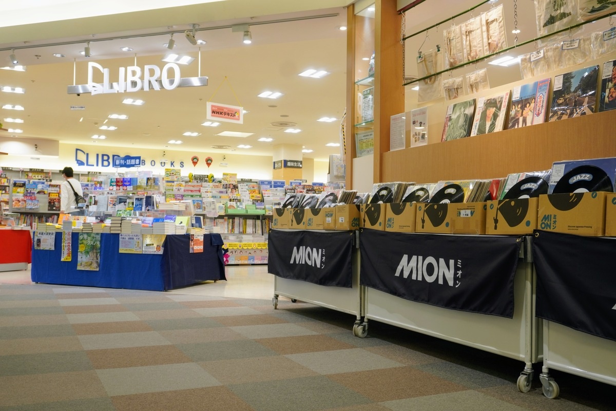 「リブロ鴻巣店」店頭に並ぶレコード
