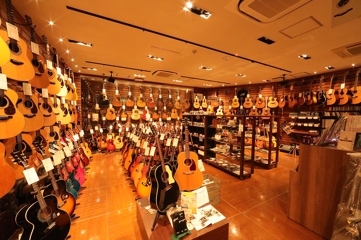 三木楽器　ギター専門店の梅田店。4フロアの大型店内で、中古品も扱う