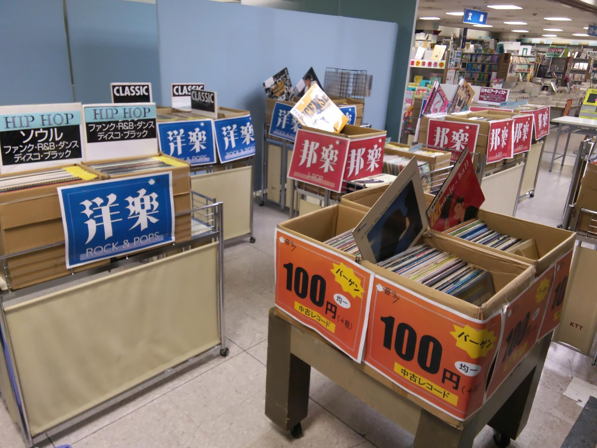 ハゴロモ　複数店からレコードを集めて催事で展開。レトロで味のある売り場が人気