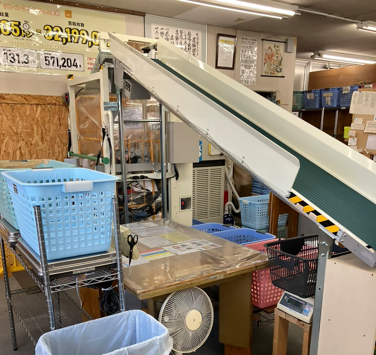 Kurokawa（キングファミリー） 古着をカゴ車に格納する装置