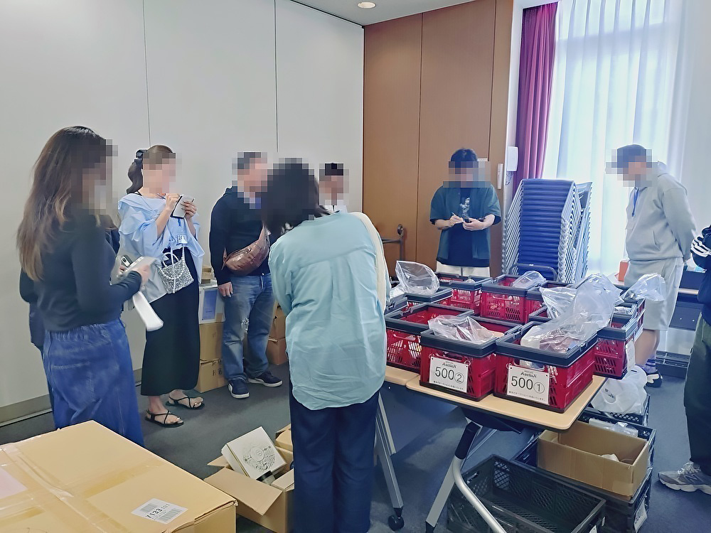セカンドオークション　香水市は会場奥で開催