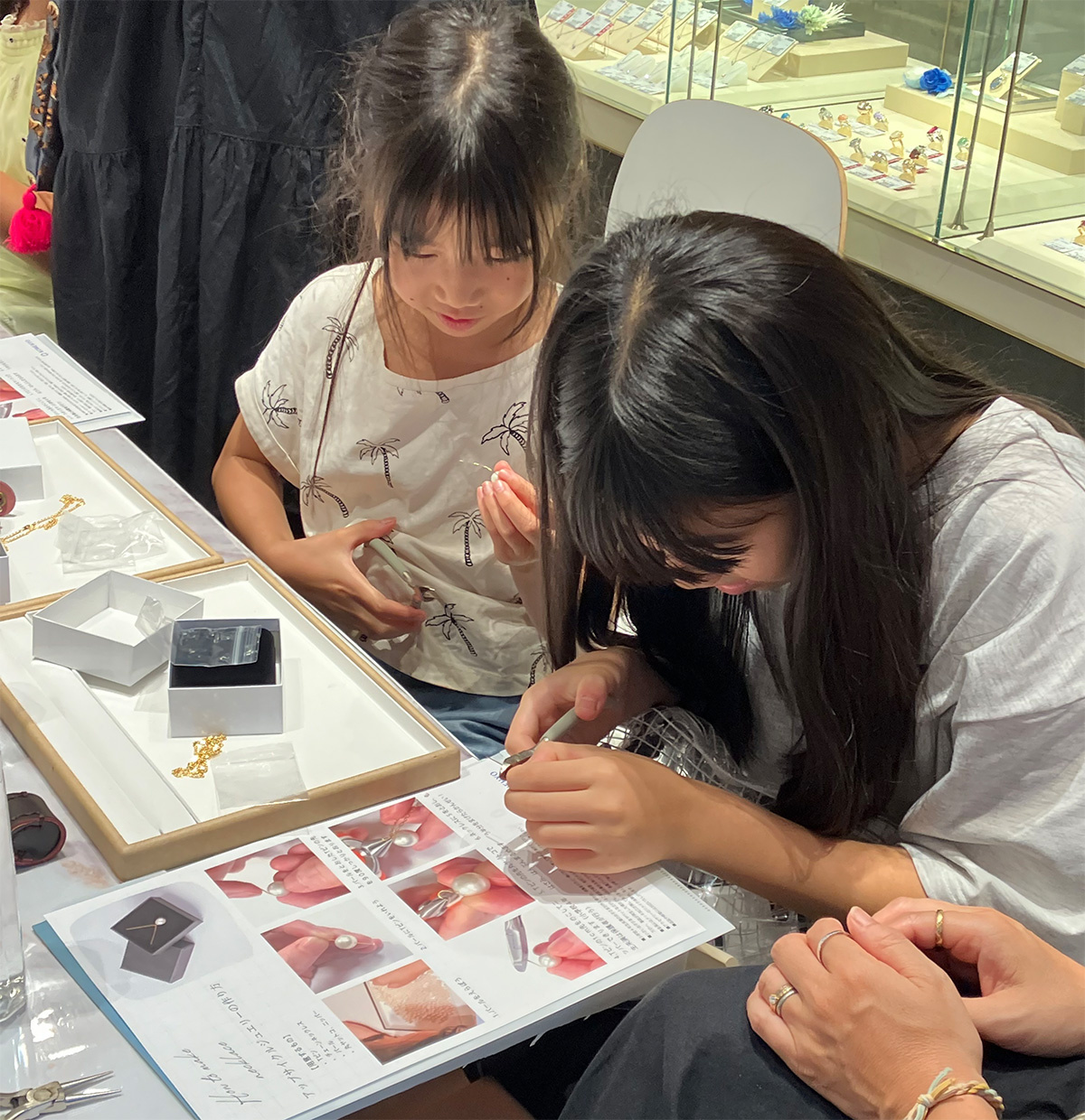 コメ兵　ジュエリーの制作に取組む子供たち