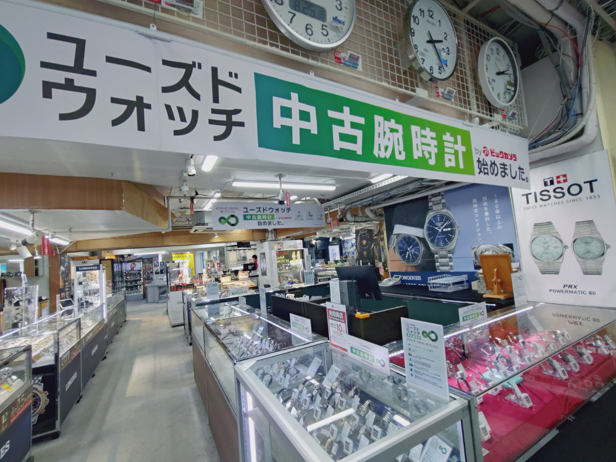 ビックカメラ　有楽町店の既存の時計売り場内に、中古品の 販売スペースを設けた。新品の海外ブランド が並ぶエリアに新設した