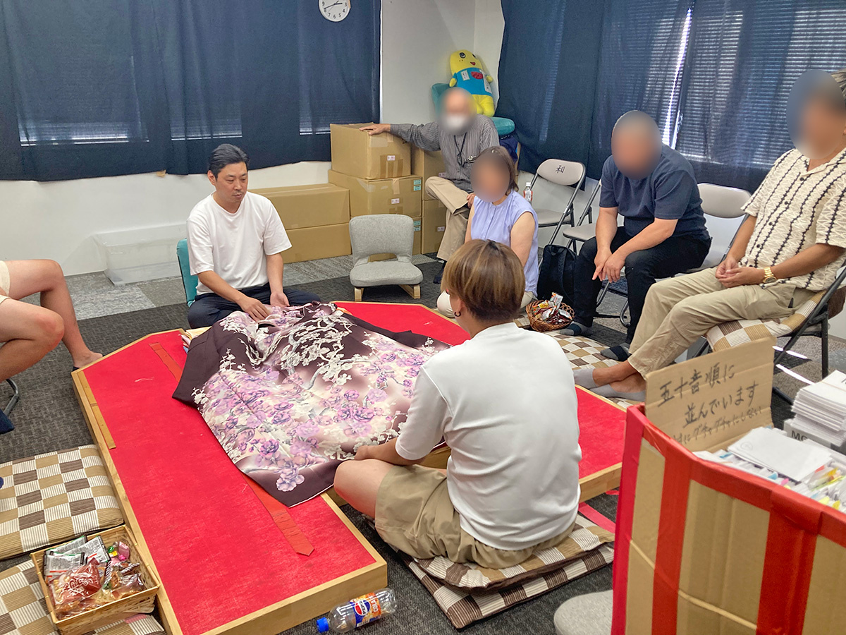 にこにこ会　着物の表と裏を見せてから、競りを始めていく