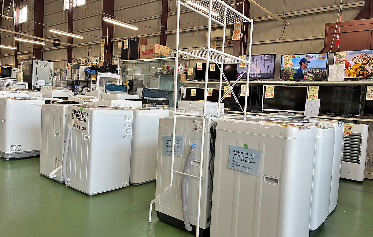 宝島　入口付近に豊富な種類の家電を陳列
