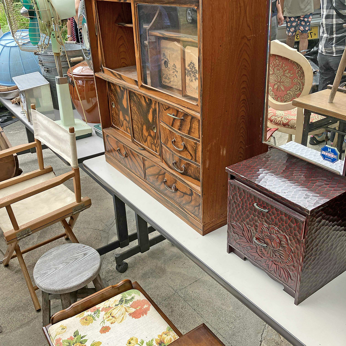 mint　屋外では店舗什器になるような大型品が競られた