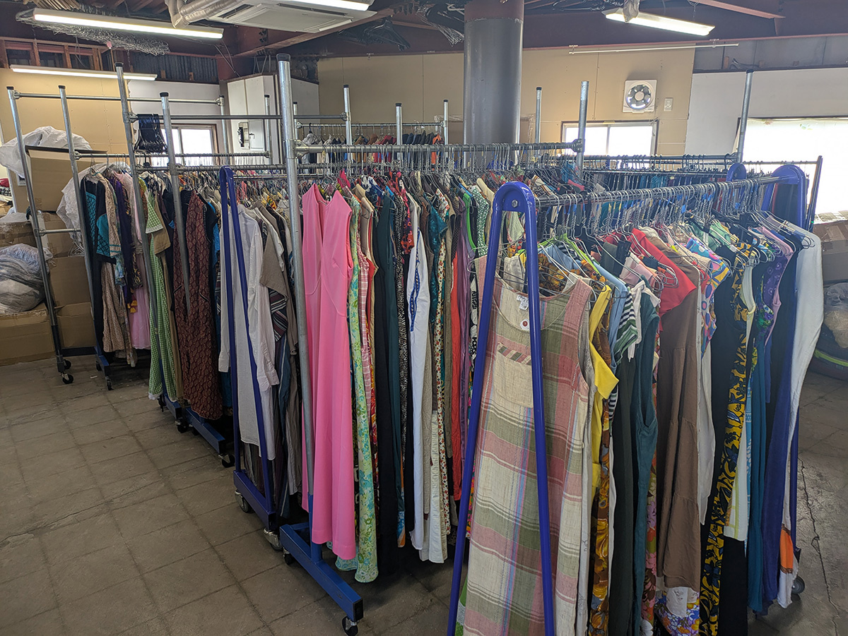 Gleeful Wholesale　約50坪の倉庫には常時4000着を在庫。