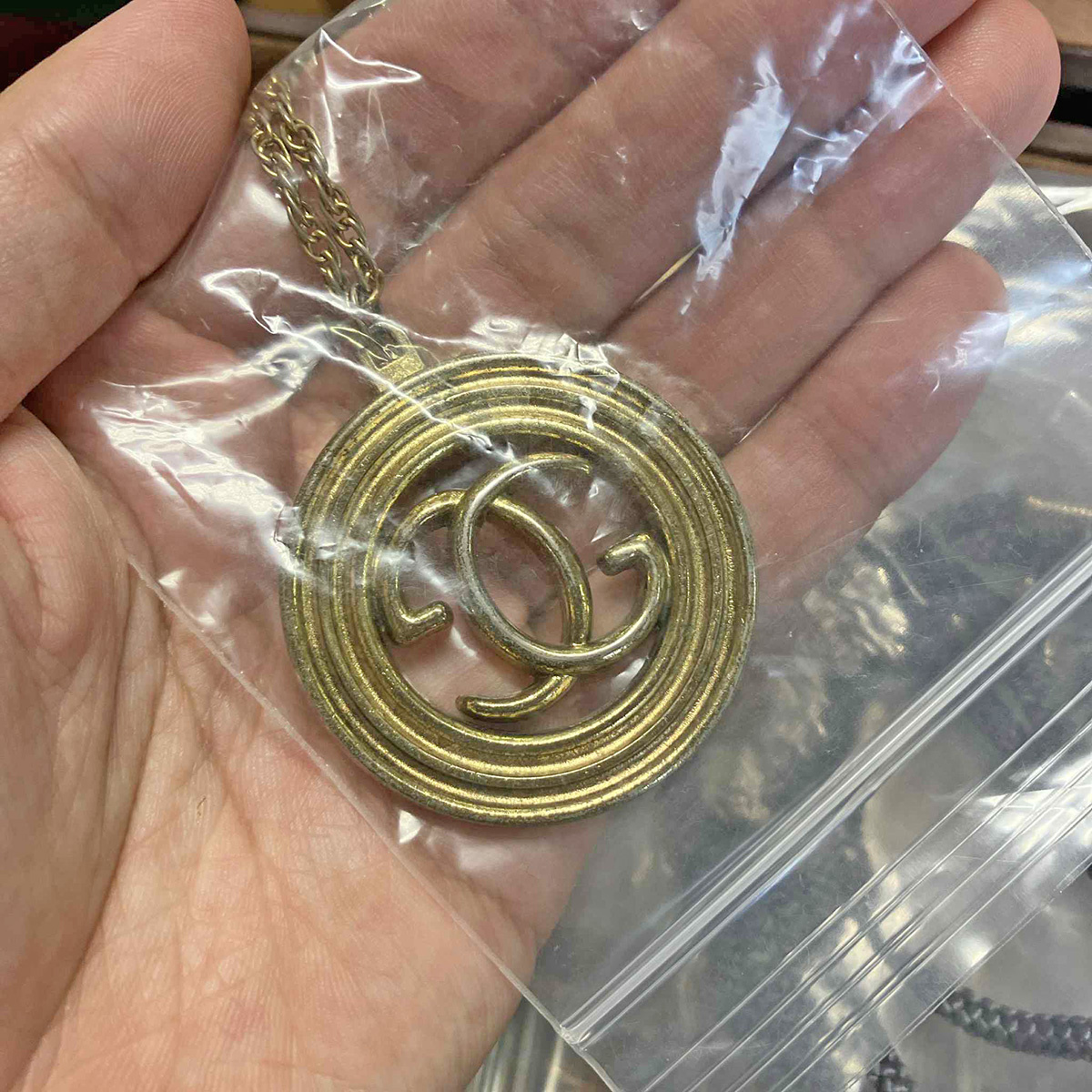 mint　アクセサリーが30～40点入った山を1万円で落札