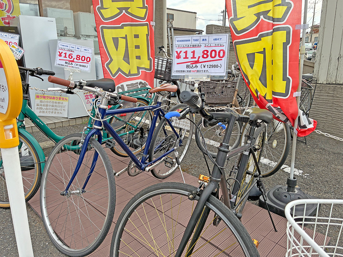 リサイクルショップOne　人気の自転車は店の入り口に並ぶ