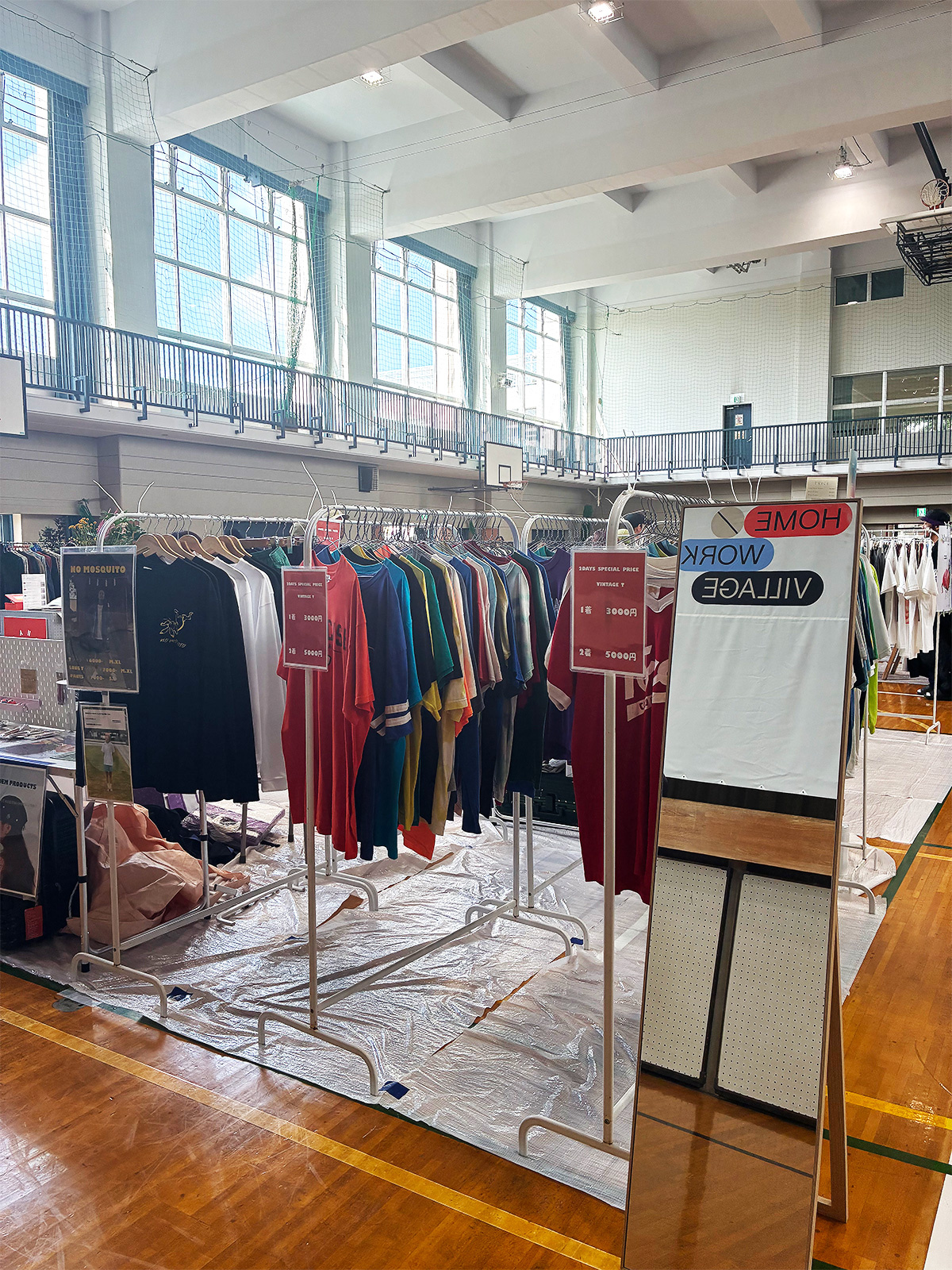 Aquvii　古着や雑貨の販売は体育館でも行われた