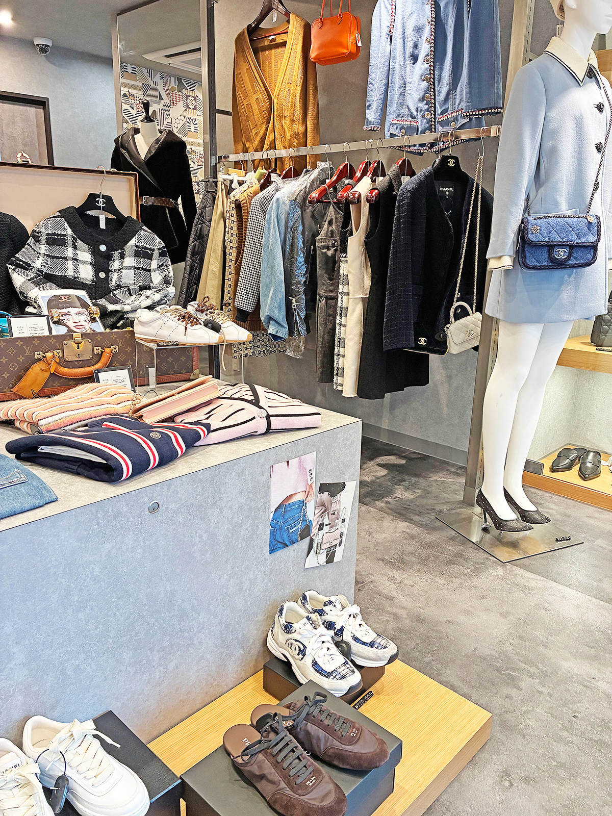 よちか　店内にはエルメス以外のブランドのアパレルが多く並ぶ