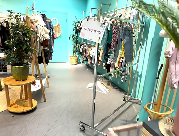 ワサビ　夏らしいブルーと観葉植物で明るい雰囲気の「minibuffet」