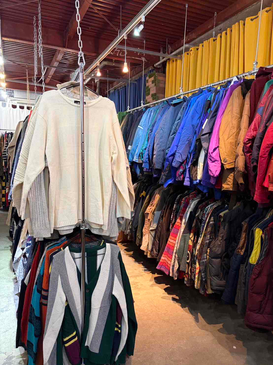 By uss　倉庫には2000～3000着を常備