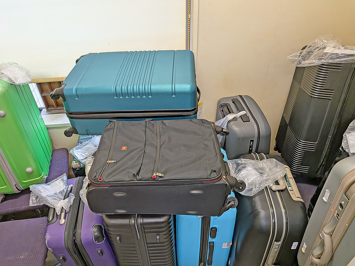 ホテルに放置されたスーツケース