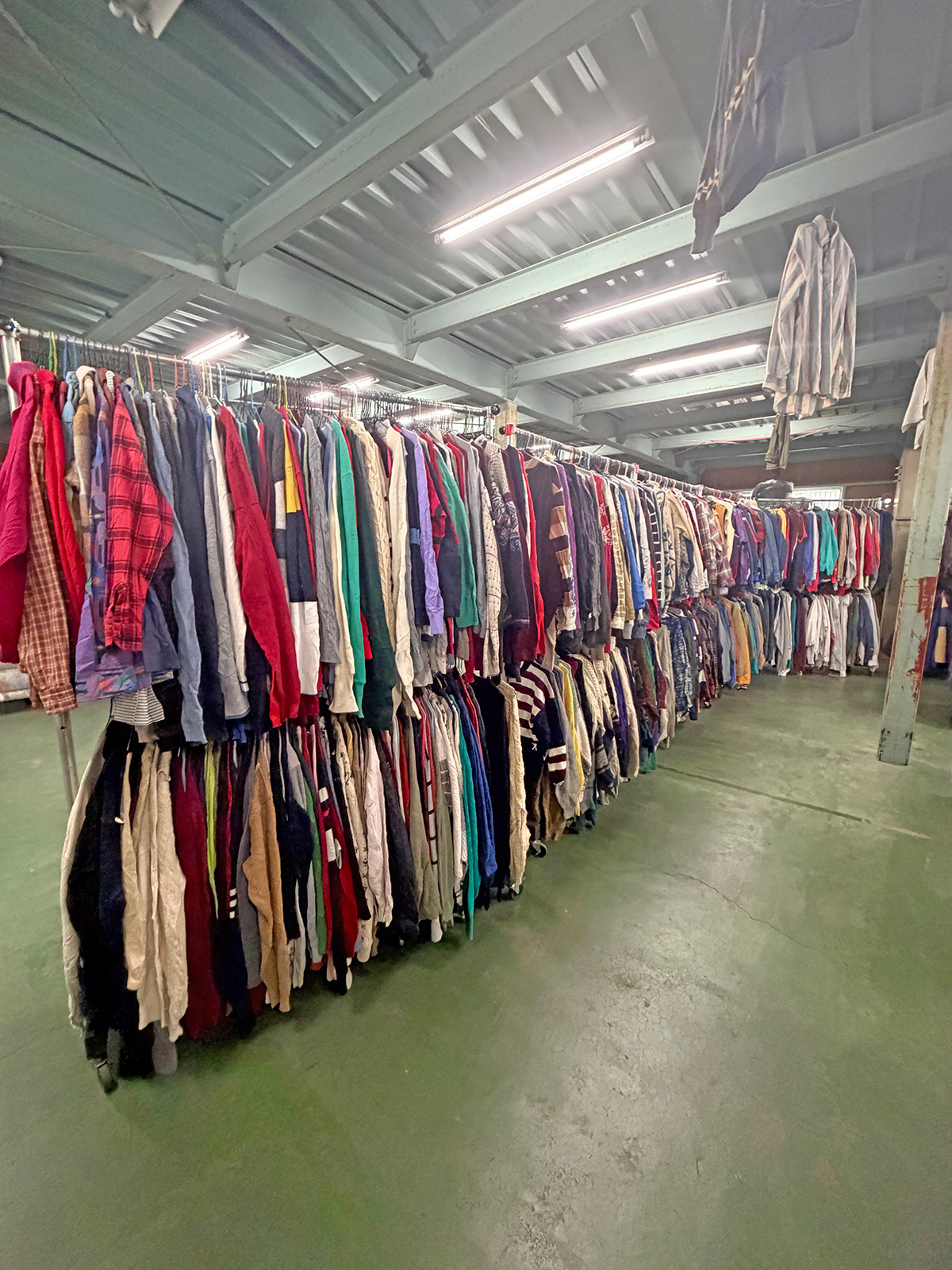 VOX　VOXの大阪倉庫には常時１万点が並ぶ