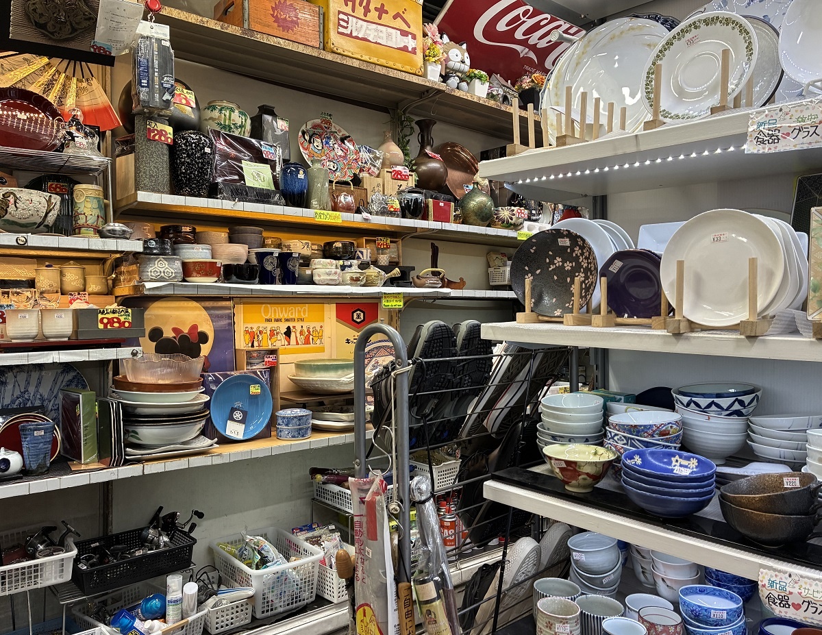 だいえい　25坪の店舗には商品が所狭しと並ぶ