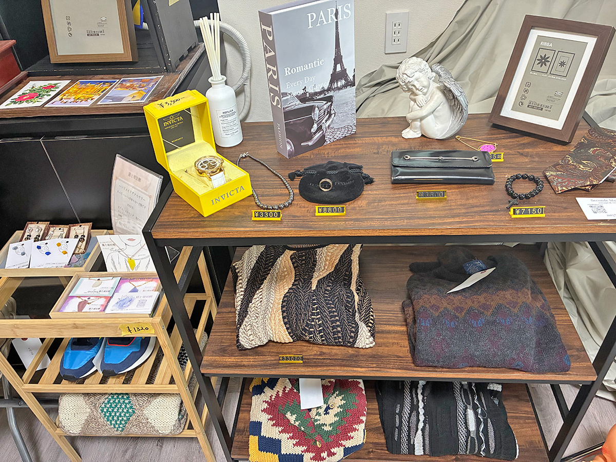 ストーリーコード　西欧風のディスプレイを施したラック