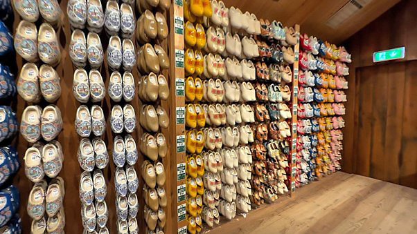 ワサビ　オランダの伝統工芸品の木靴（クロンペン）