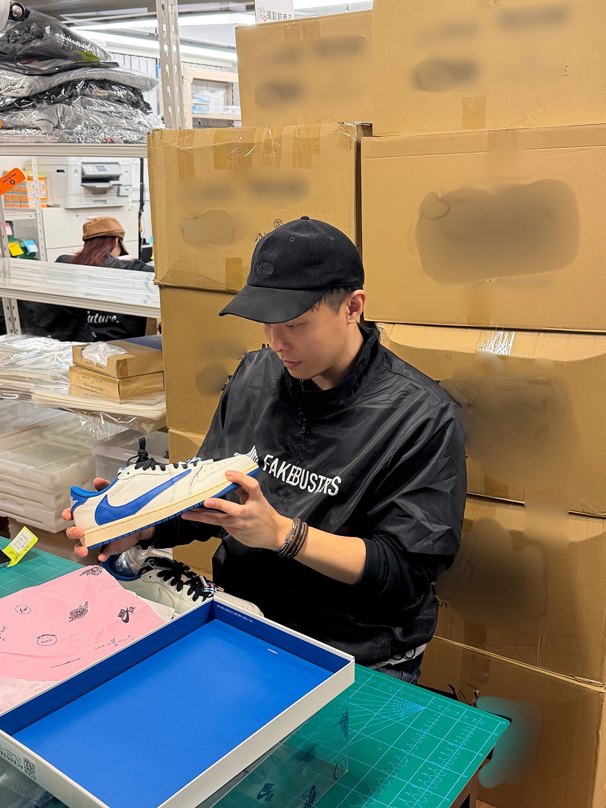 IVA 真贋鑑定の様子