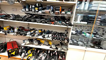 ワサビ　「Real Cash」の電動ドリル陳列棚