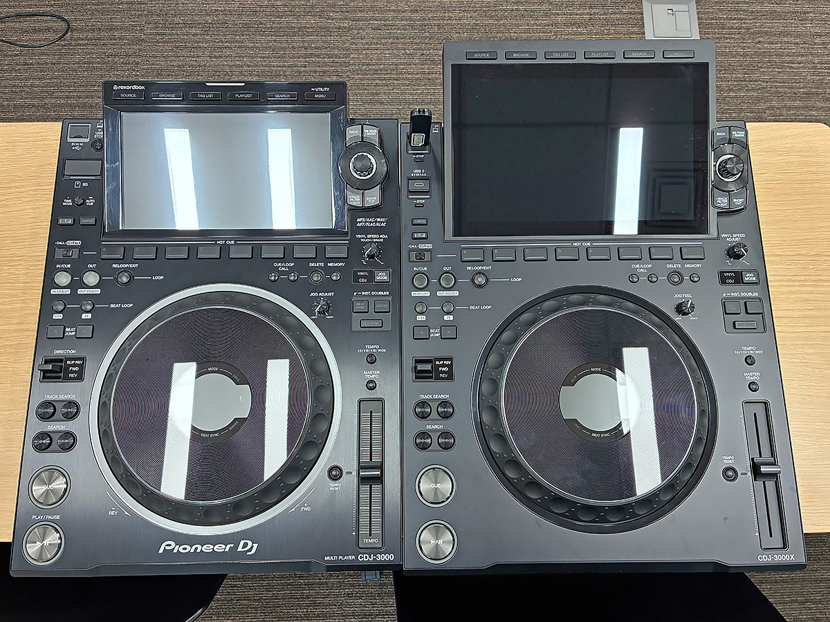 AlphaTheta　下取り対象のCDJ-3000（左）と最新機種のCDJ-3000X