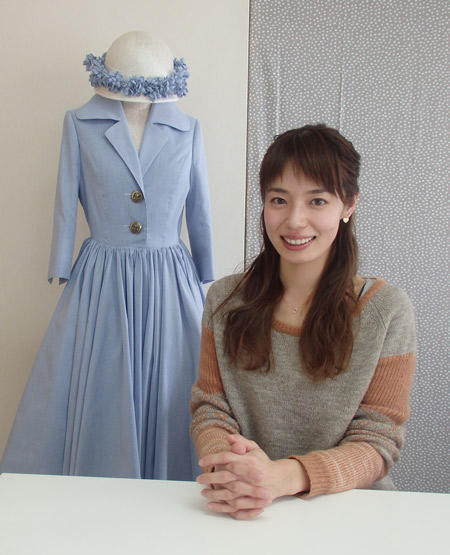 広報の佐藤杏里さんと､ヌッテの職人が制作したワンピース