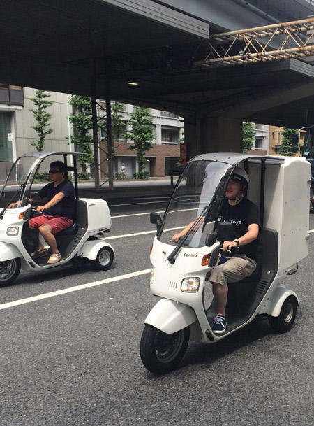 スマホはバイクや自転車で回収･配達する