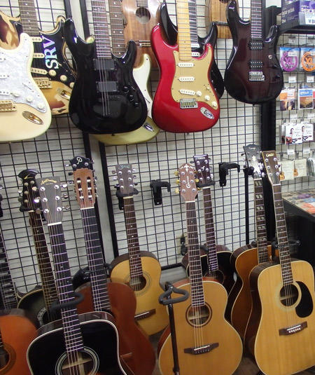 若者から買取った新品同然の高いギターが並ぶことも