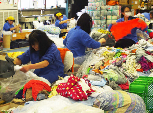 共栄繊維のウエス加工の現場(本社工場)。<br/>古着として売れない衣類を活用する