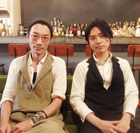 お直し職人の畠海氏(左) と、カフェ担当の中島將氏(右)