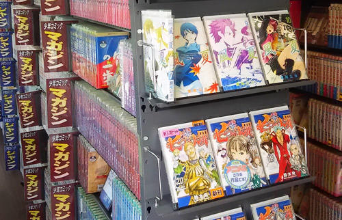 店内には日本語で書かれたコミックが並ぶ
