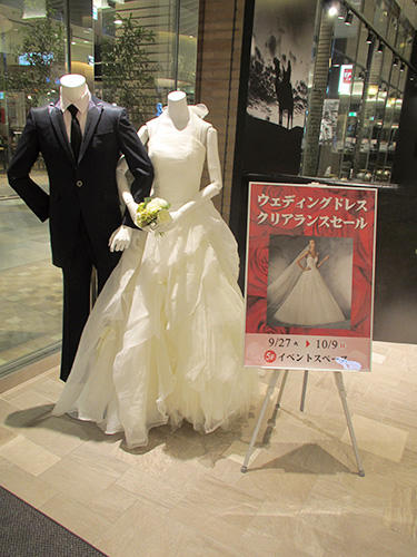「プロノビアス」など人気ブランドのドレスも揃えた。