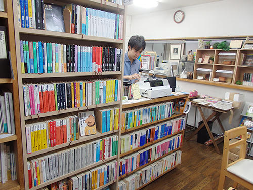 出版社の一角で古書を販売する