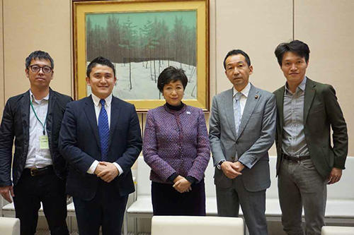 小池百合子都知事（中央）と代表理事の上田祐司氏（右）と重松大輔氏（中央左）