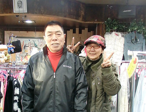 かつた繭美店長（右）と旦那さんの勝己さん