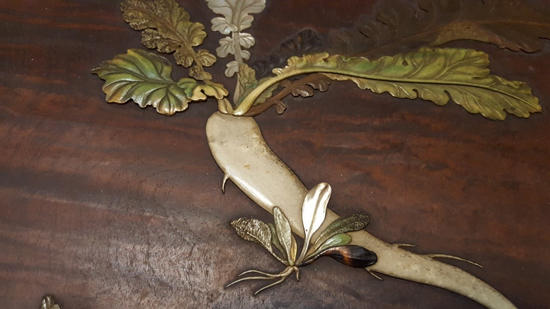 野原貞明の作品｡象牙や貝､べっ甲などで大根が精緻に表現されている