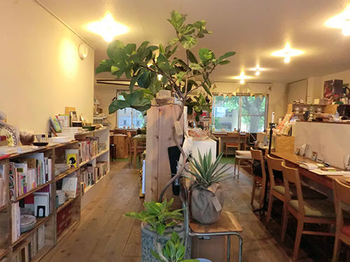 本の小売・閲覧とカフェが融合したブックカフェ。写真はFOLK oldbook storeの店内