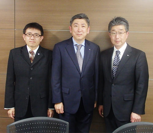 斎藤智秀上席執行役員（右）と伊藤正紀上席執行役員（中央）、湯浅英之課長