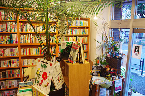小説や実用書など幅広く扱いながら、植物に関する本を多く揃えている