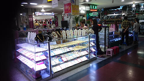 ヤンゴンのデパートは高級感がある店構え
