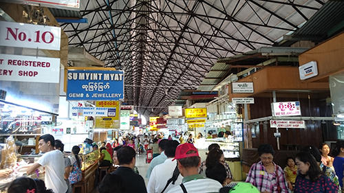 ヤンゴンのポージョーアウンサンマーケットは人が集まる