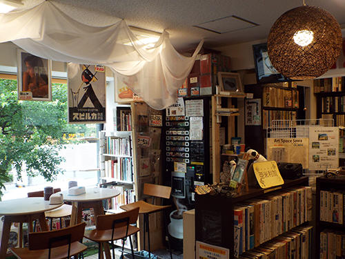 東京古書店の２階にある喫茶スペース