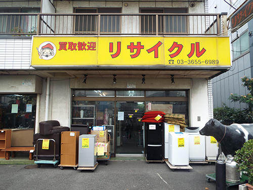 家具・家電が並べられた店外