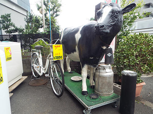 店のシンボルである牛のオブジェ