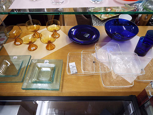 和紙が敷かれた食器コーナー