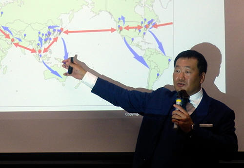 横軸の流通ベルトについて説明する碇敏之社長