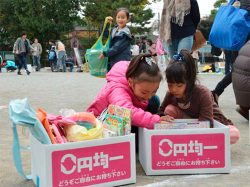 ０円均一のダンボールの中を楽しそうにのぞく子供たち